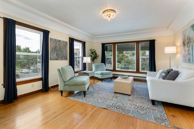 Foto del edificio - Top Floor w/Unobstructed Water & Mountain ...