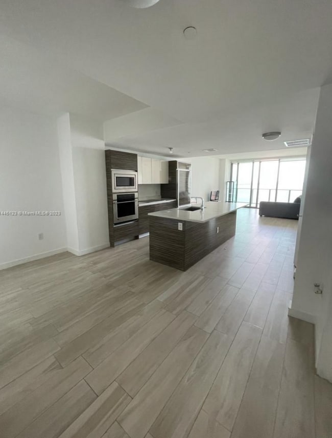 Building Photo - Spacious 2bed/2bath unit at luxury Icon Bay, with amazing bay and city views.