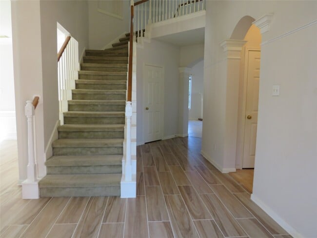 Building Photo - 2302 Plantation Bend Dr