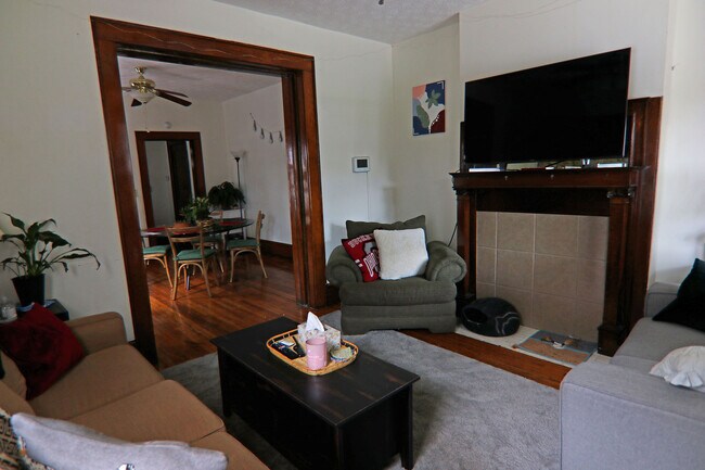 Vista de la sala de estar y el comedor desde la puerta principal. - 372 E Oakland Ave