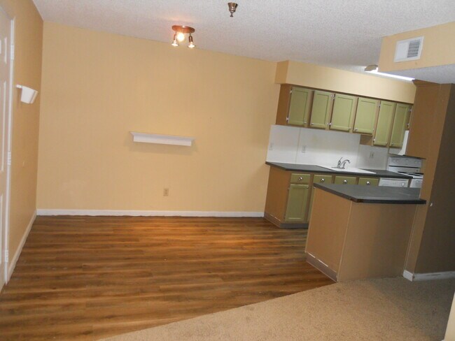 Dining Area - 927 Emery Rd