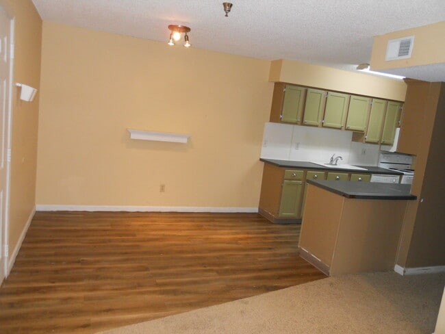 Dining Area - 927 Emery Rd