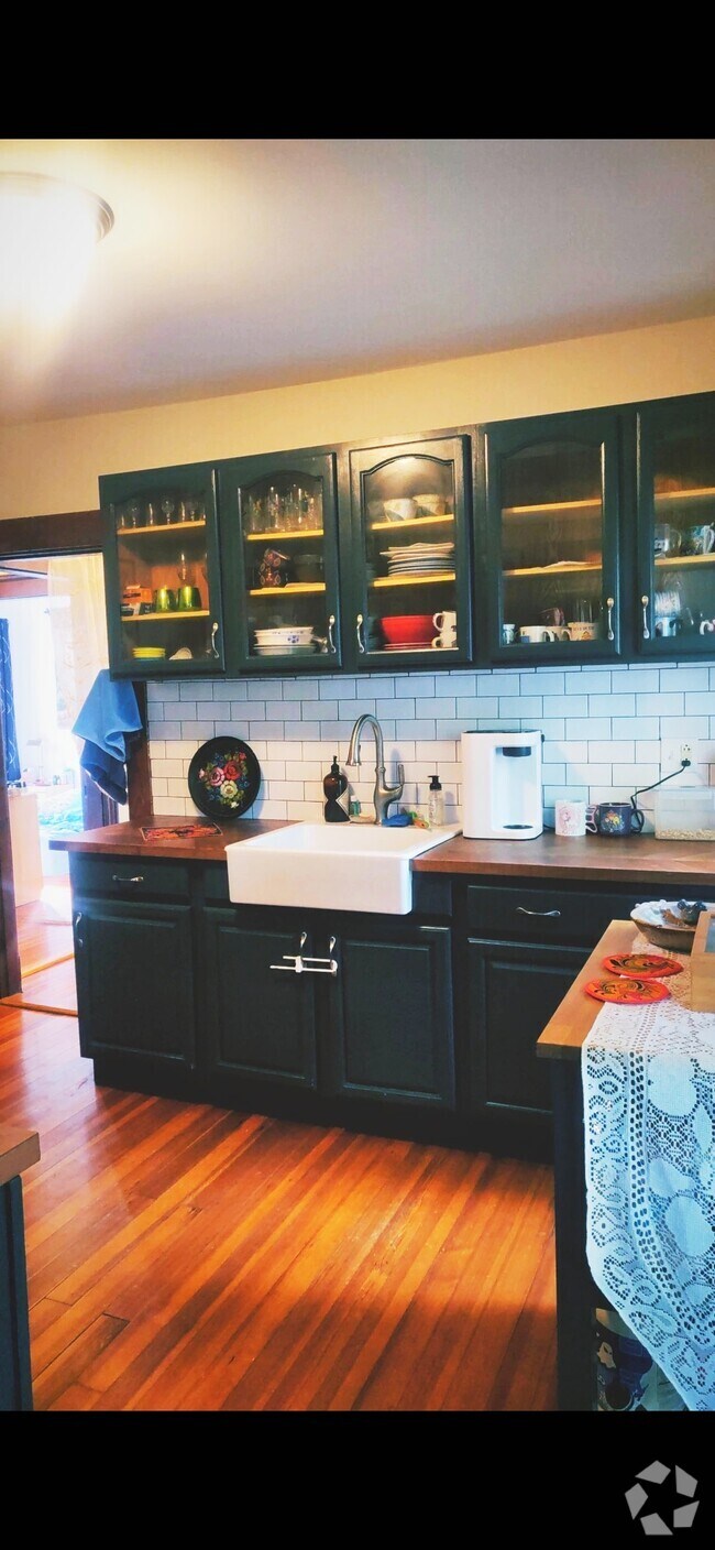 Apartments For Rent in West Roxbury, MA with High Ceilings 4 Rentals