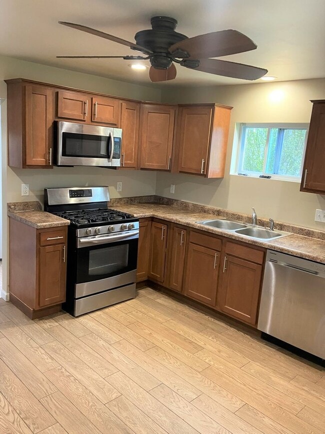 Building Photo - Beautiful Recently Updated 2 Bedroom/2 Bat...