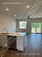 Building Photo - 1120 N Broadview Ln
