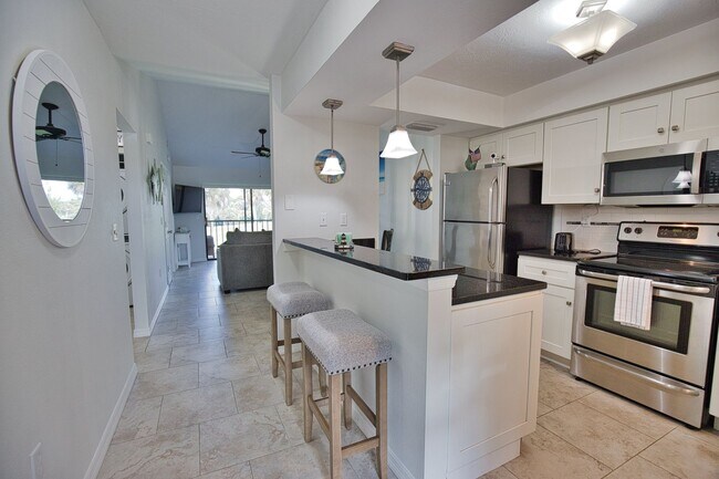 Foto del edificio - Seasonal Short-Term Fully Renovated Condo ...