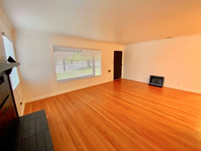 Building Photo - Recently Remodeled 3BD/2BA Southside Downt...