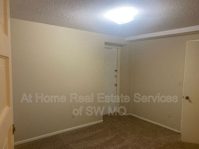 Building Photo - 808 E Walnut St