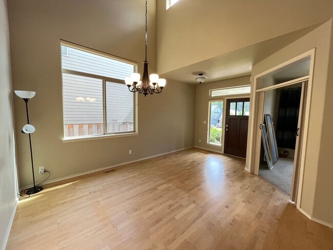 Building Photo - Wonderful 4 Bed + 3 Bath in Tigard!! Offers Air Conditioning, Private Garage and Washer + Dryer!!