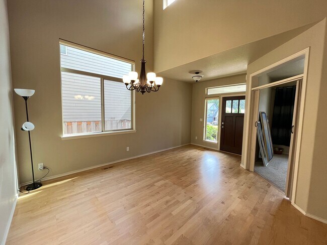 Foto del edificio - Wonderful 4 Bed + 3 Bath in Tigard!! Offers Air Conditioning, Private Garage and Washer + Dryer!!