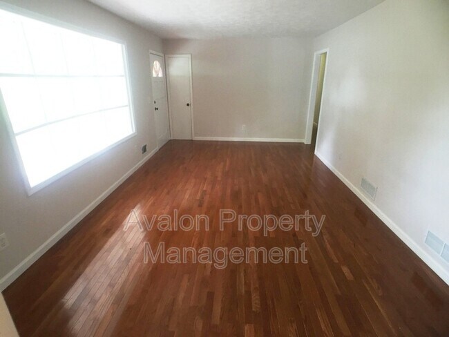 Foto del edificio - 2485 Kenneth St