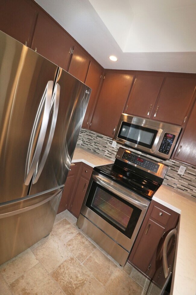 Foto del edificio - Mission Valley condo (River Colony) with balcony!  Central heat/ air. Gated garage parking. Pool/...