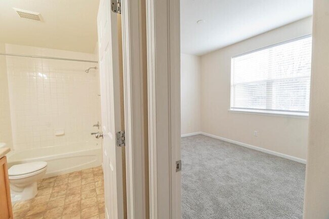 Foto del edificio - 5800 N Tower Rd