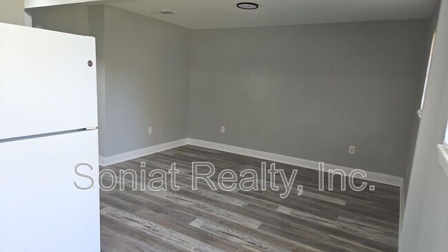 Building Photo - 924 Deslonde St