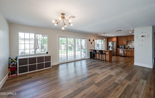 Foto del edificio - 7254 E Vernon Ave