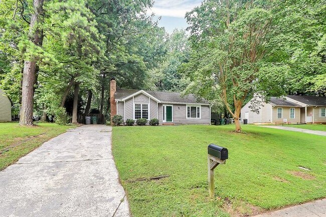 Building Photo - Charming 2BD/1BA Ranch with Fenced in Yard...