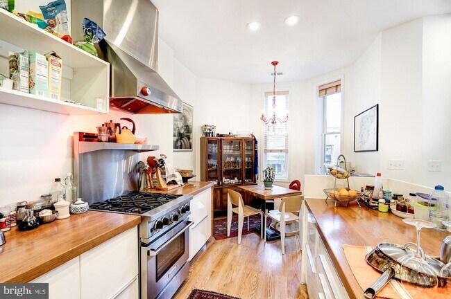 Foto del edificio - 1329 10th St NW