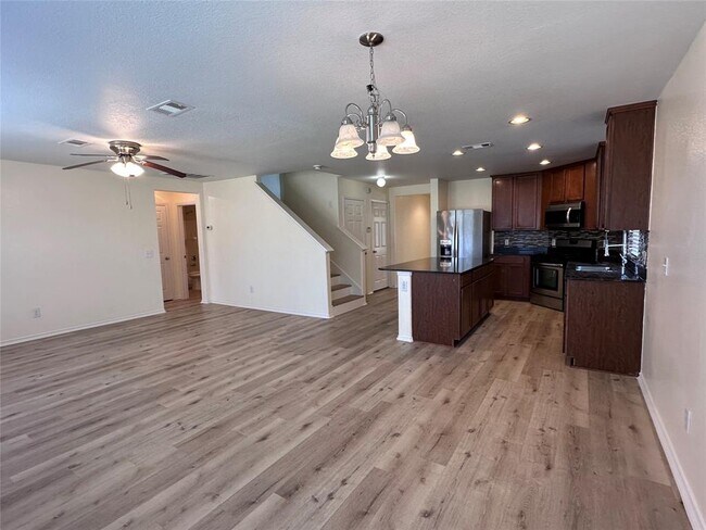 Foto del edificio - 5807 Camelia Evergreen Ln