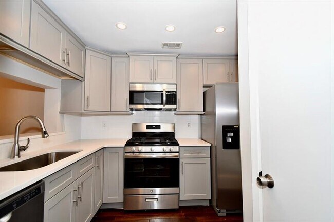 Building Photo - 306 Wedgewood Way