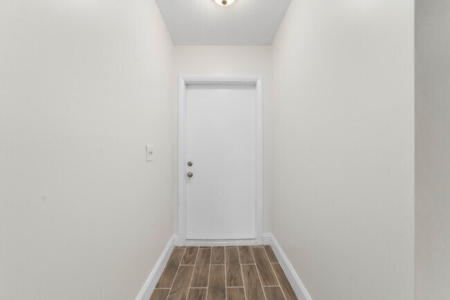 Building Photo - 2567 Dudley Dr W