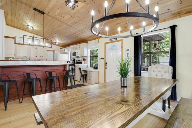 Building Photo - 443 Fox Run Dr