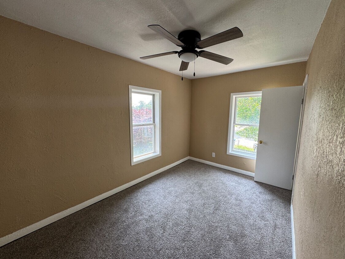 Building Photo - Charming 2-Story Home in Moline!