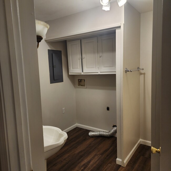 Laundry - Bath - 878 N Base Rd