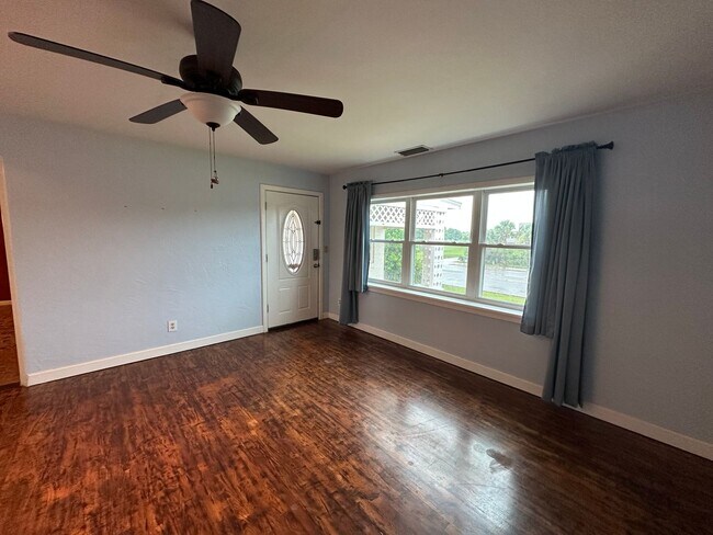 Foto del edificio - 3-Bedroom, 2-Bath Home Just Steps from the Beach – Daytona Beach