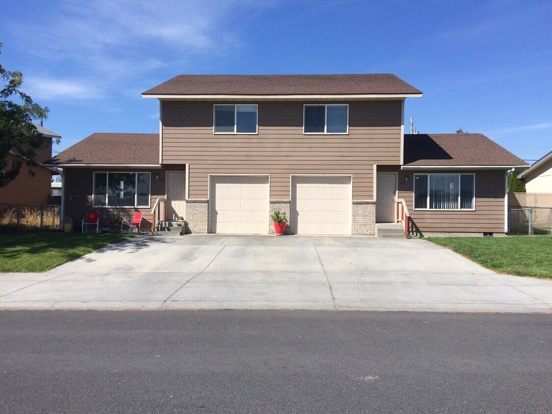 Foto principal - Duplex for Rent, Lake Views & Garage