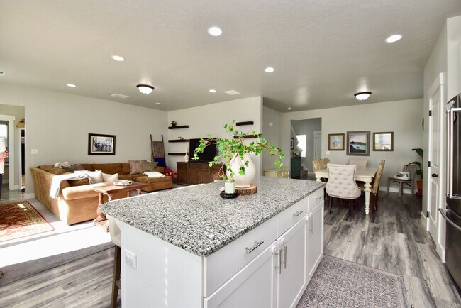 Foto del edificio - Spacious 5 Bed in Herriman Home in Prime Location!