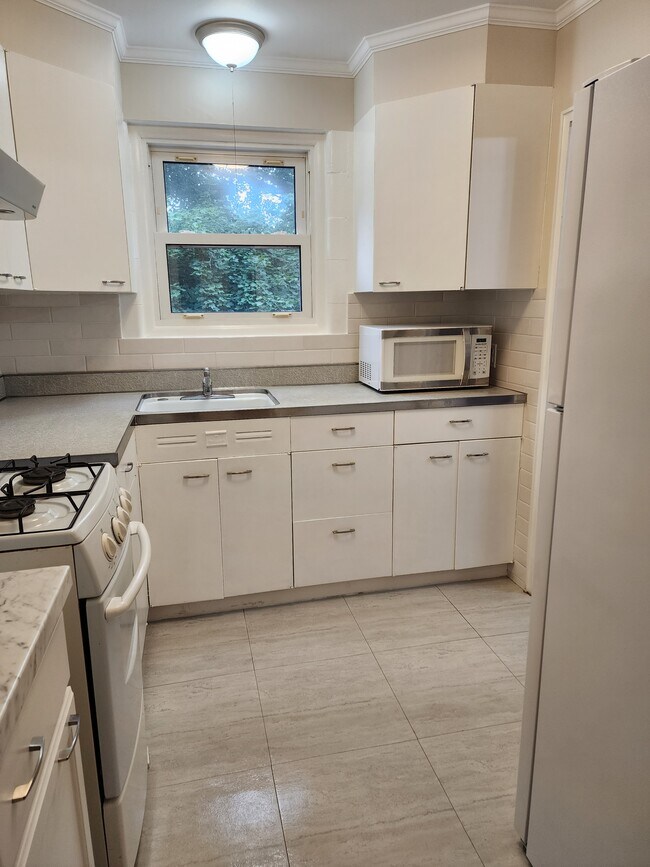 Building Photo - 49 Howard Ave