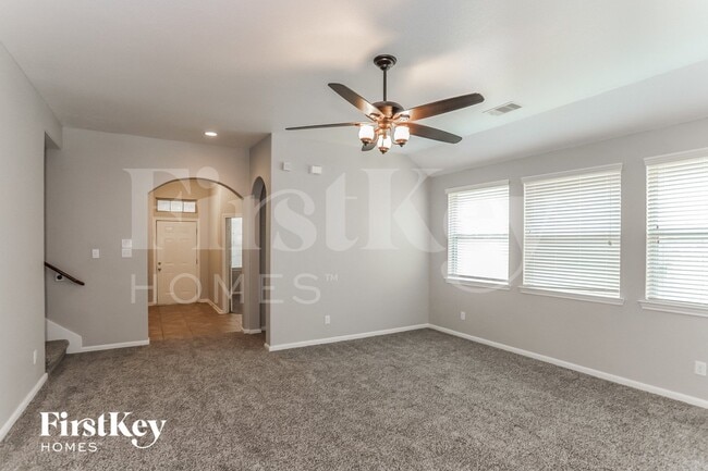 Foto del edificio - 6823 Hunters Way Ln