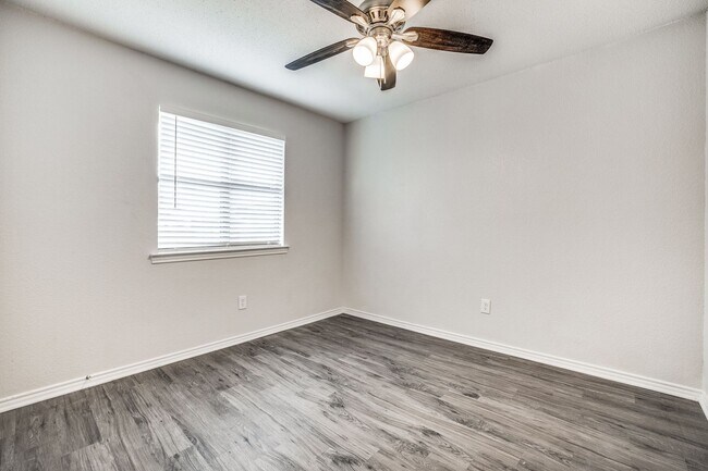 Building Photo - Updated 3BD with Granite Counters