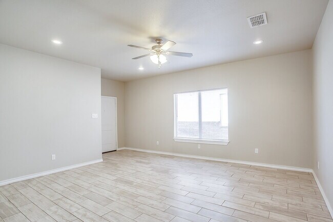 Building Photo - Gorgeous Duplex in South Lubbock