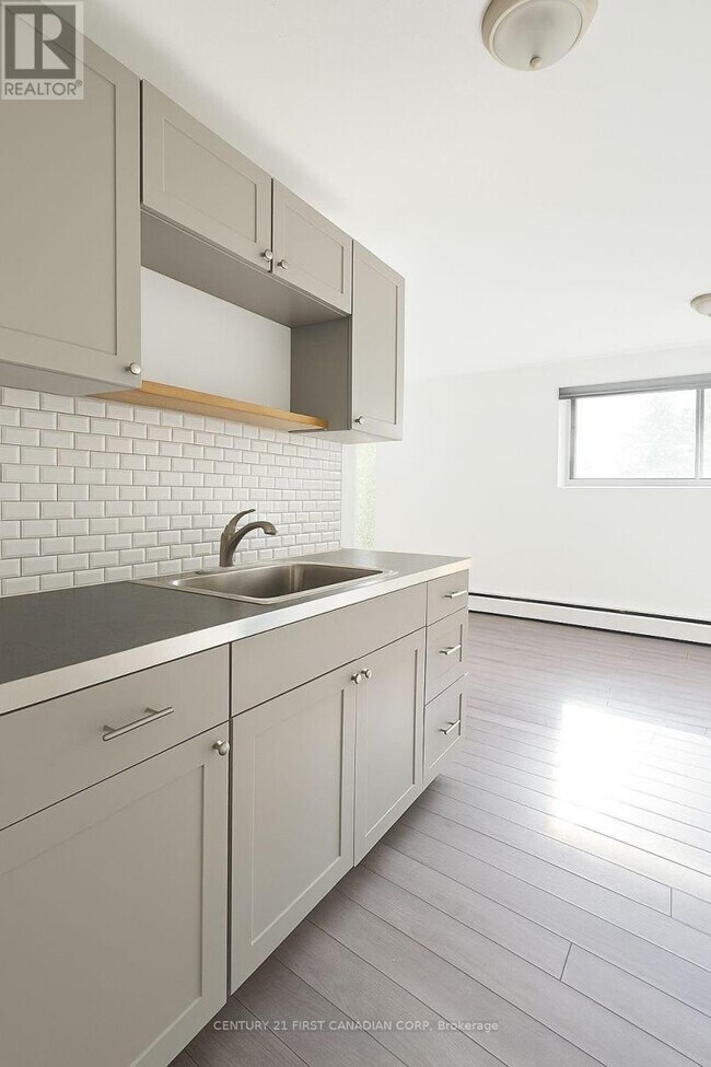 Photo du bâtiment - 1830 Dumont St