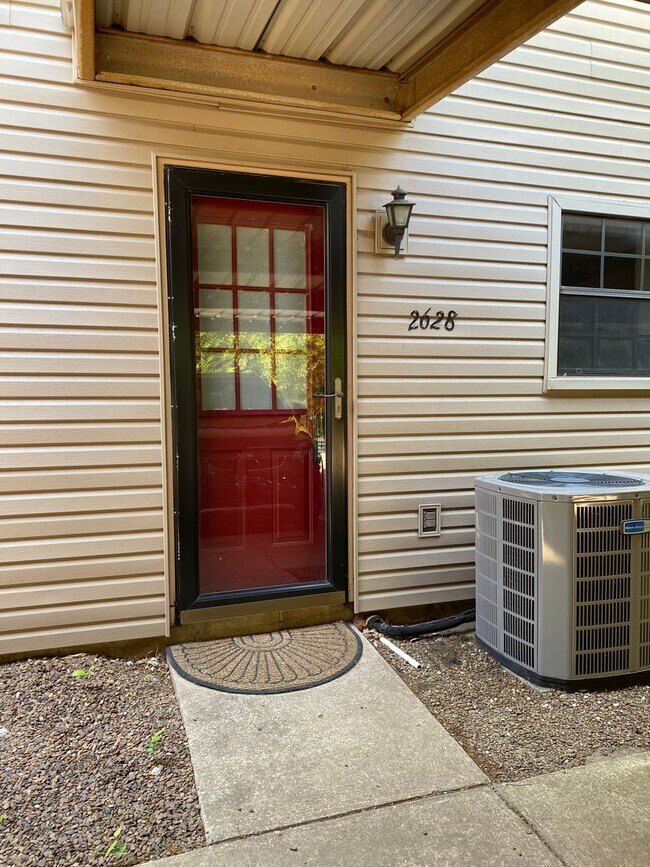 Building Photo - -2 BED/ 1.5 BATH Townhome For Lease! Apply...