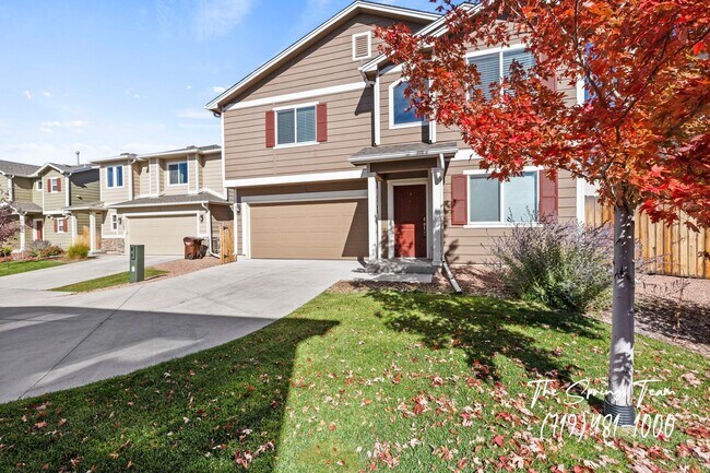 Building Photo - HUGE 3 Bedroom/2.5 Bathroom Home in Courty...