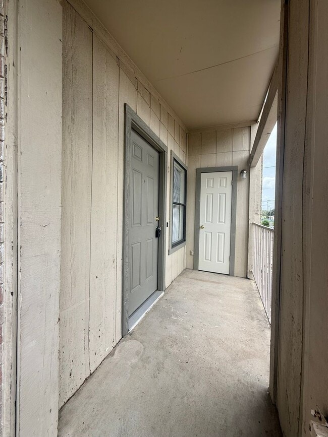 Building Photo - 5501 Rose Hill Cir