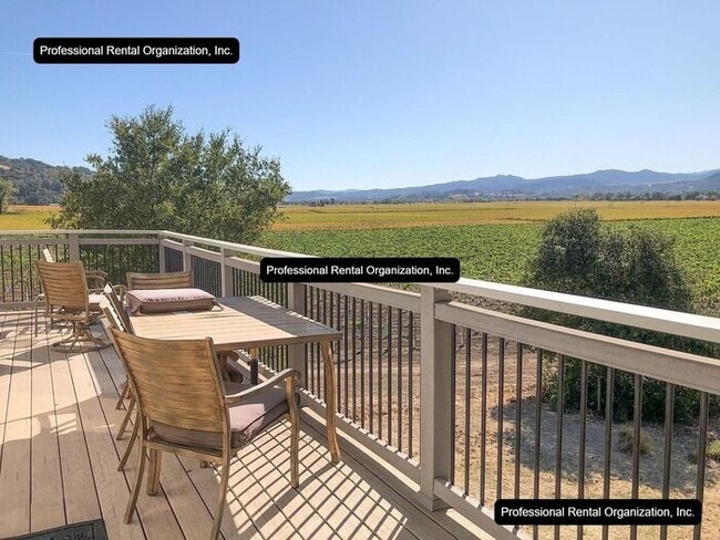 Foto del edificio - Upper Carriage house Flat with deck & expansive Vineyard and Sunset views