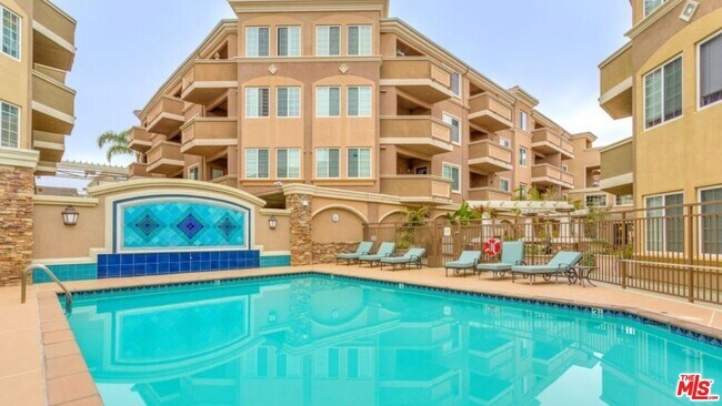 Foto del edificio - 2750 Artesia Blvd