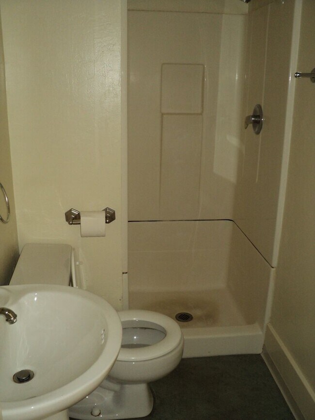 1525 3rd St Unit 2, Eureka, CA 95501 Room for Rent in Eureka, CA