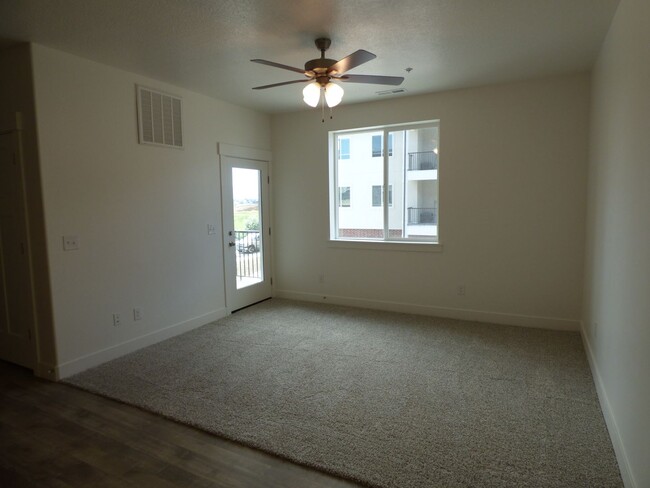 Foto del edificio - Like New 3 Bd 2 Ba Condo With Garage