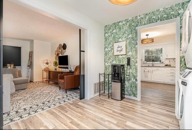 Foto del edificio - Pool and Movie Room - Charming 3BR House i...