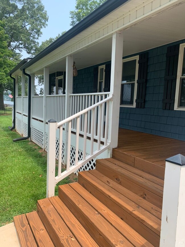 Building Photo - 3 bedroom 2 bath on High Rock Lake