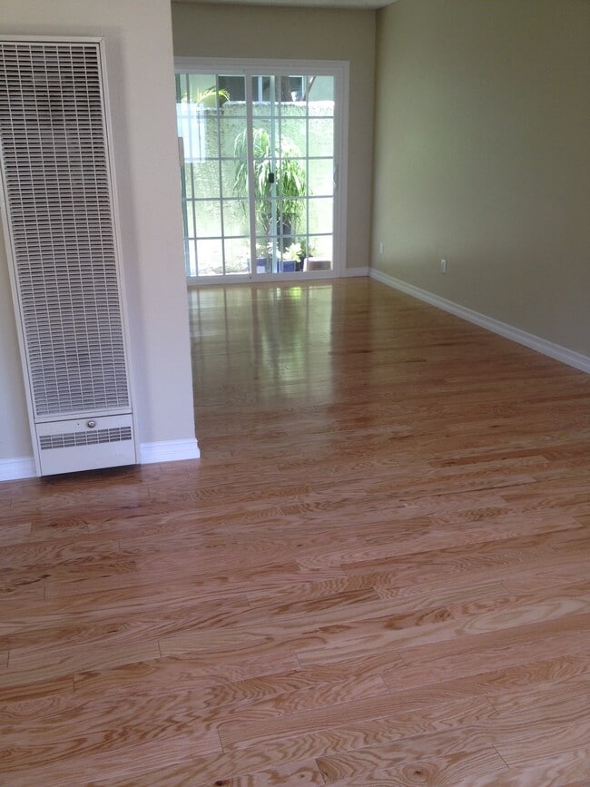 Building Photo - 637 Flower Ave