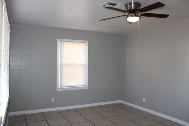 Foto del edificio - 1712 Thompson Dr