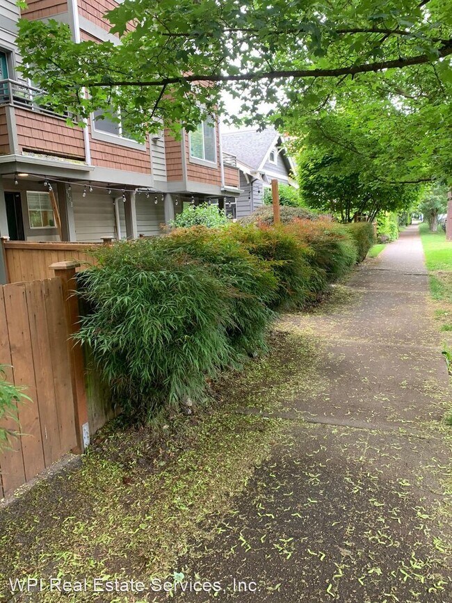 Building Photo - 3 br, 2.5 bath House - 443 NE Ravenna Blvd...