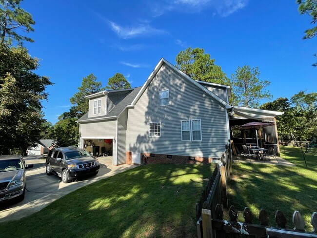 Building Photo - 4 Bedroom 3.5 Bath Home in Carolina Lakes!