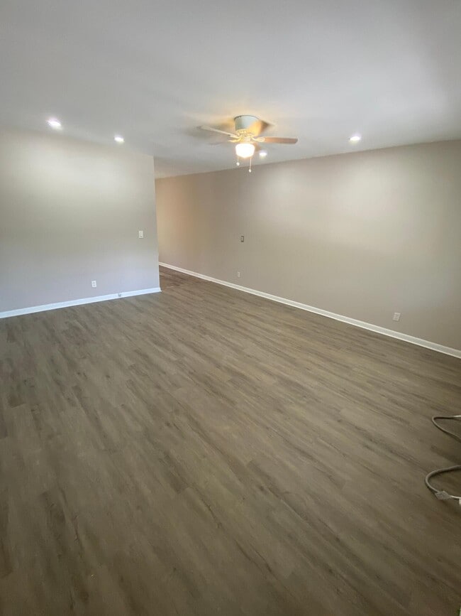 Foto del edificio - 612 Prosperity Farms Rd