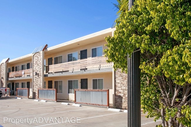 Building Photo - 4405 Menlo Ave